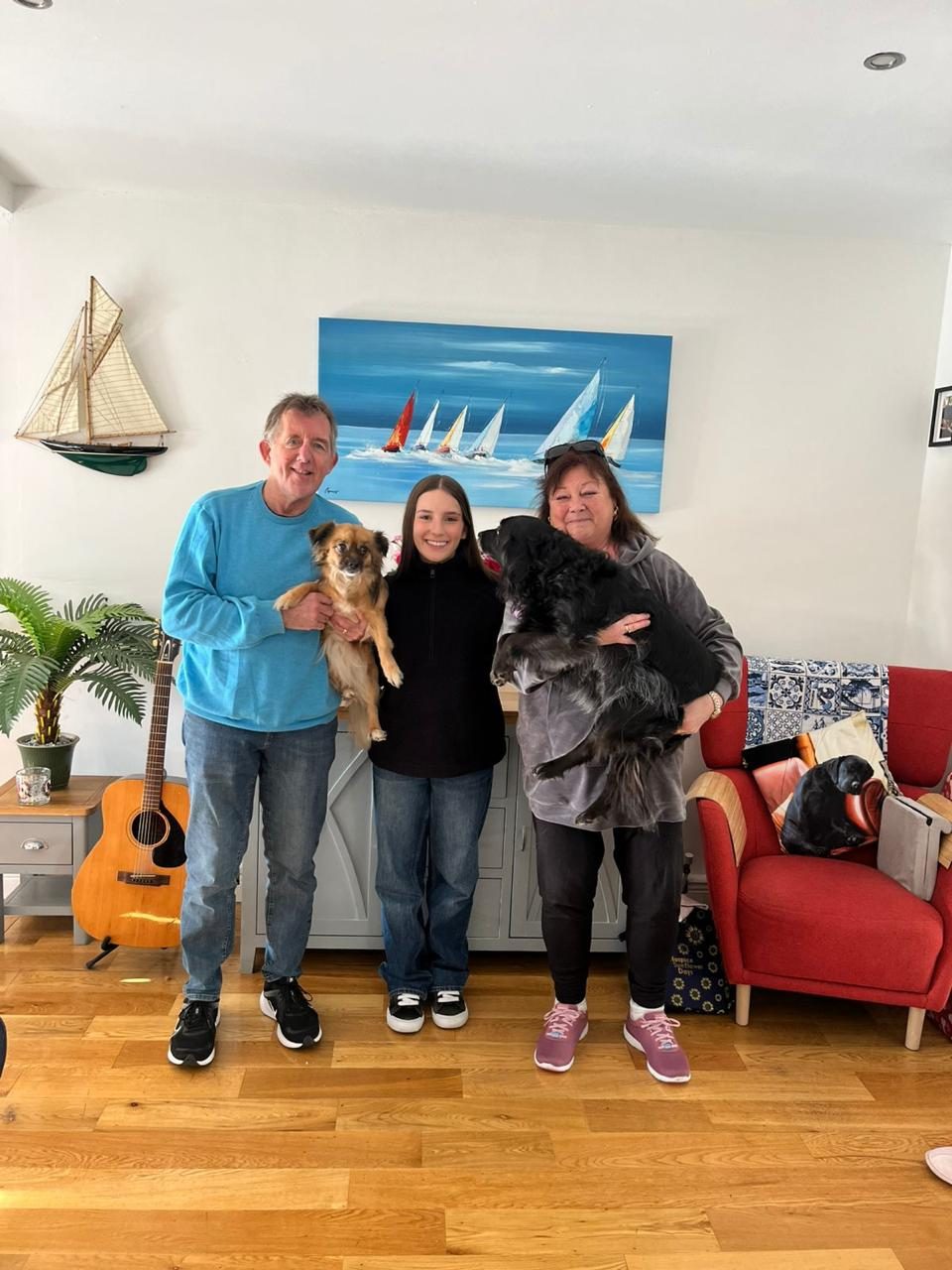 Camila com a host family e os cachorros da casa