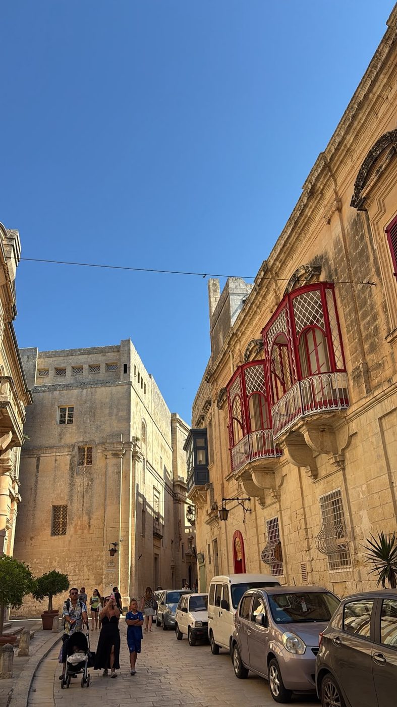 Rua de Mdina com varandas vermelhas