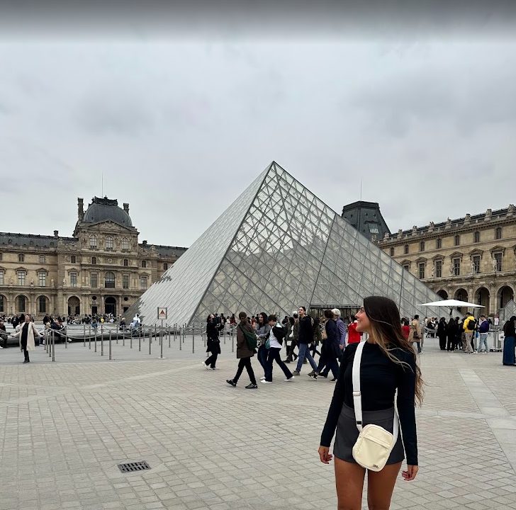 Intercambista em frente à pirâmide do Louvre, em Paris