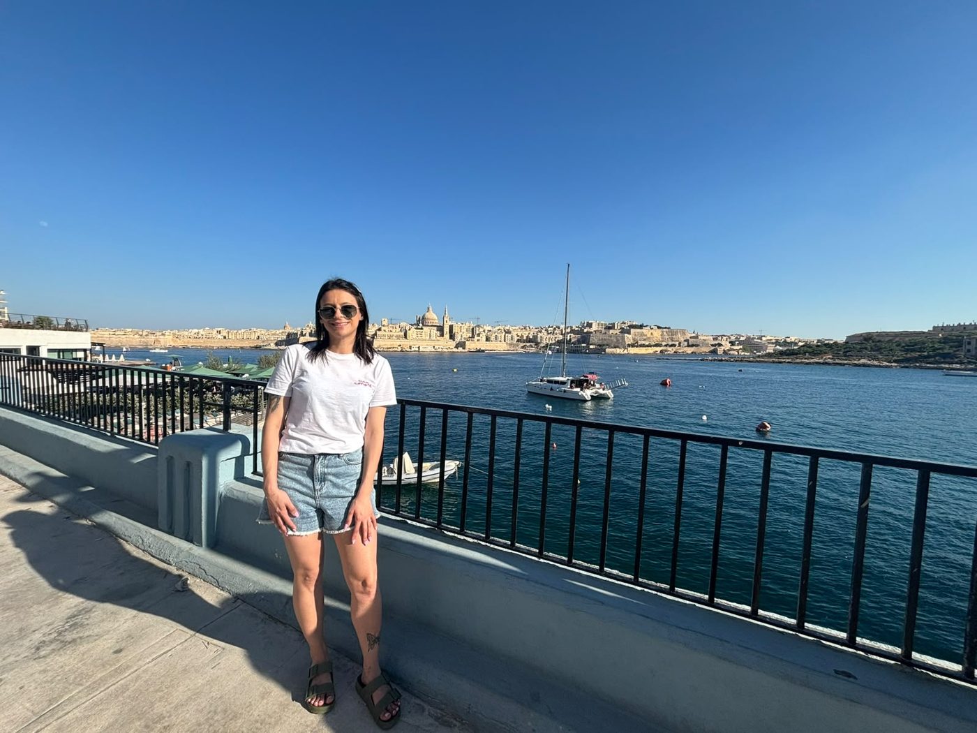 Intercambista em Sliema com Valletta ao fundo
