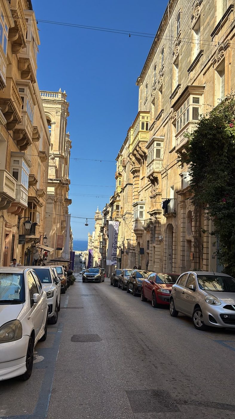 Rua de Valletta com o mar ao fundo